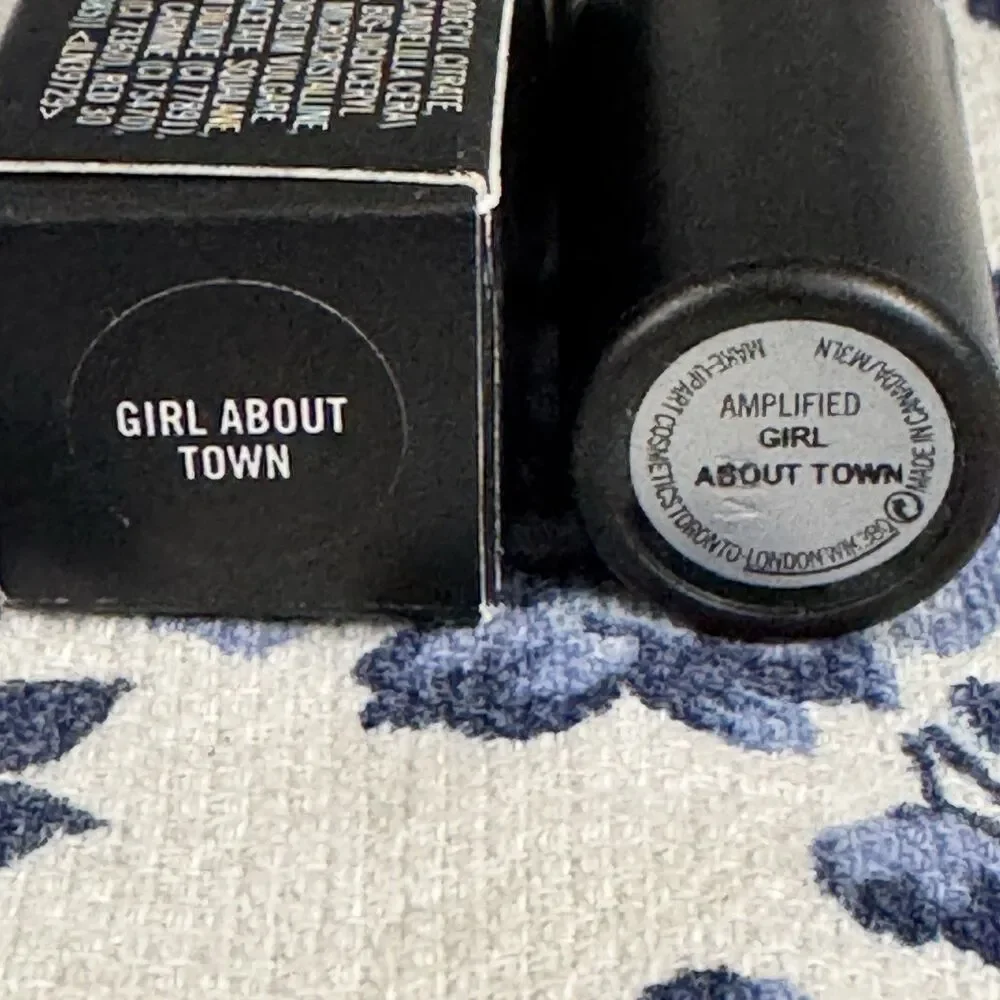 MAC Amplified Creme Lipstick - Girl About Town A14 Full Size Discontinued - NIB